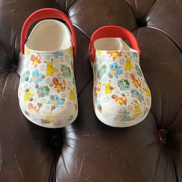 Crocs Kids' Pokémon size 1 Classic Clogs. - Picture 4 of 8